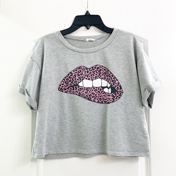 Le Lis Collection semi cropped leopard lips graphic tee - Picture 1 of 5
